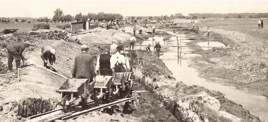 Katalys - valleikanaal-beeld-5-kruiwagens-oude-waterloop-hkl-00592-valleikanaal-graven-in-jaren-banner