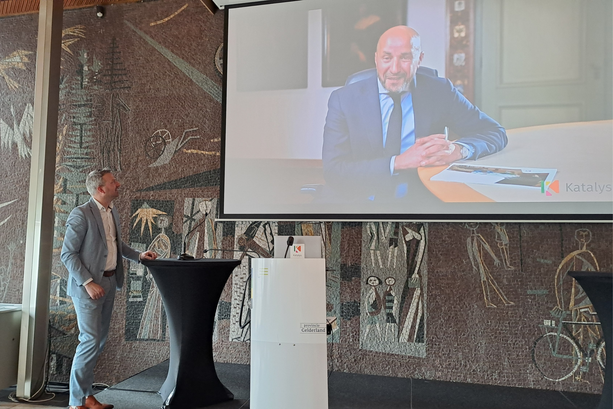 Katalys - Katalys-conferentie-GE-Overhandiging-publicatie-Marcouch-Vreugdenhil